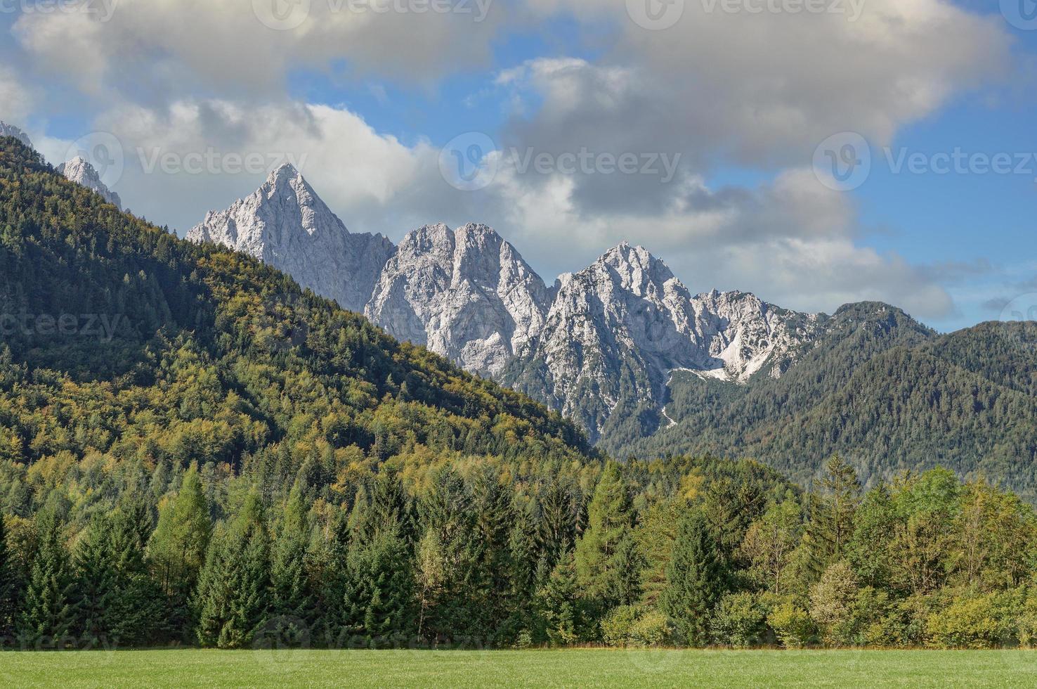 landskap i triglav nationell park, slovenien foto
