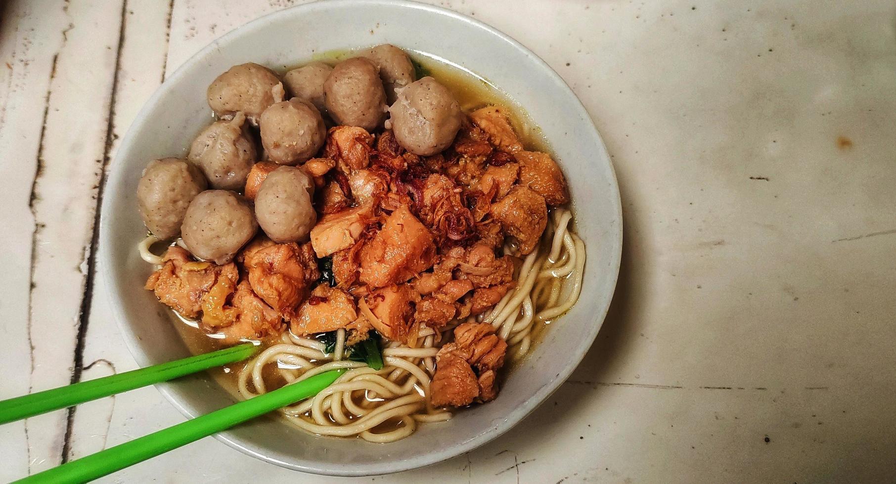 topp se av kyckling spaghetti och köttbullar. negativ Plats foto