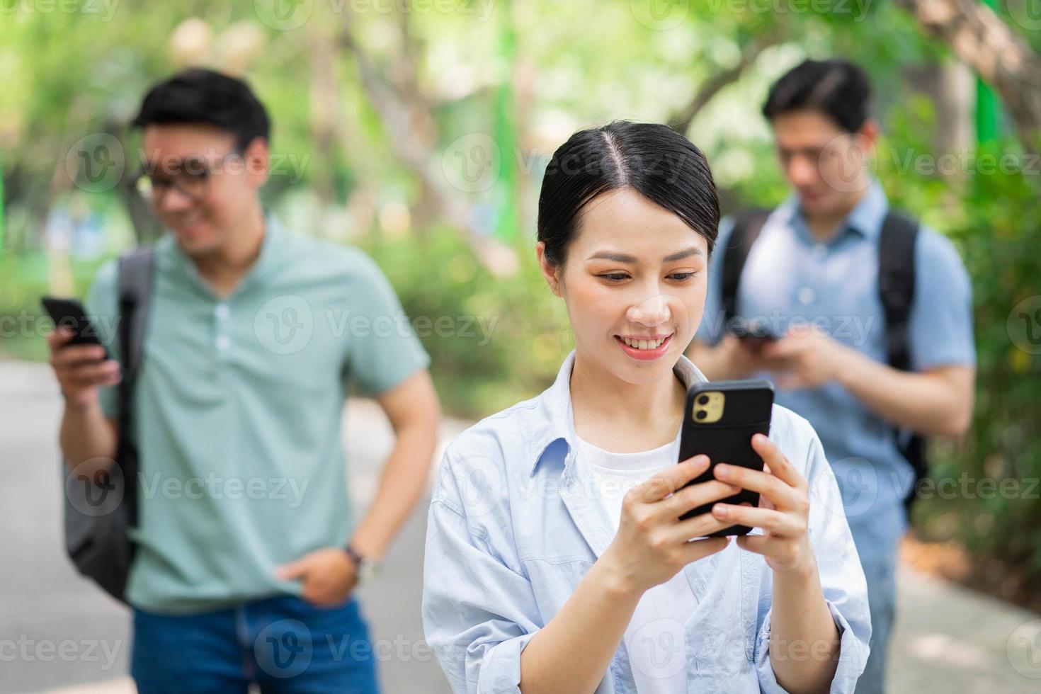 Foto av grupp asiatisk studerande utanför