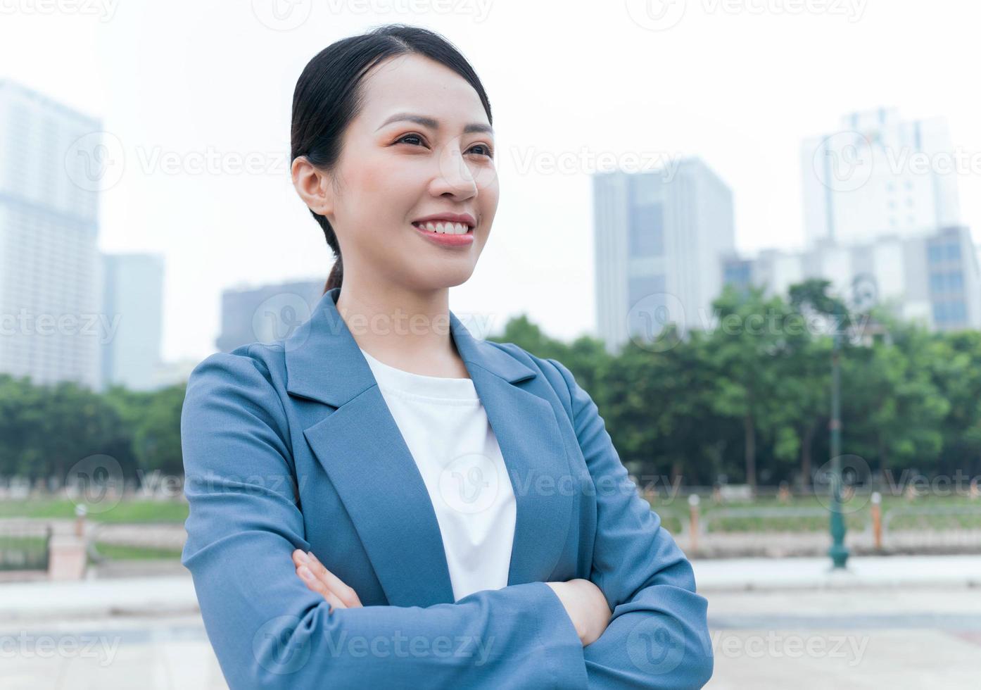 Foto av asiatisk affärskvinna utomhus