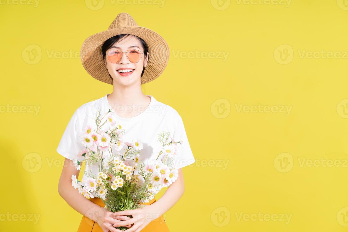 porträtt av ung asiatisk kvinna innehav blommor foto
