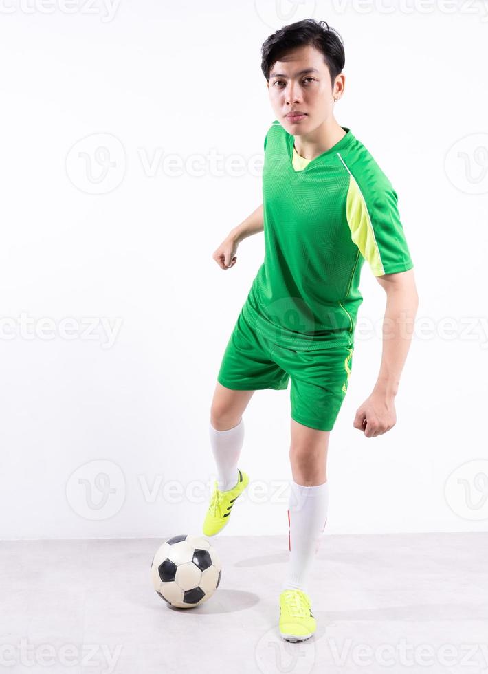 bild av ung asiatisk fotboll spelare foto