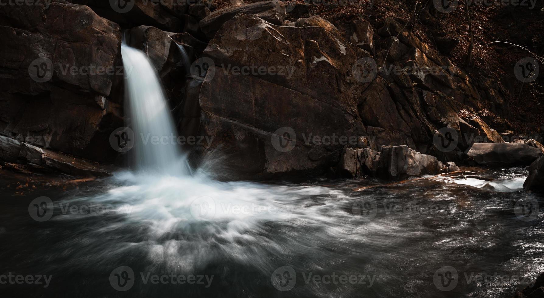 vattenfall med stenar och strömmande vatten foto