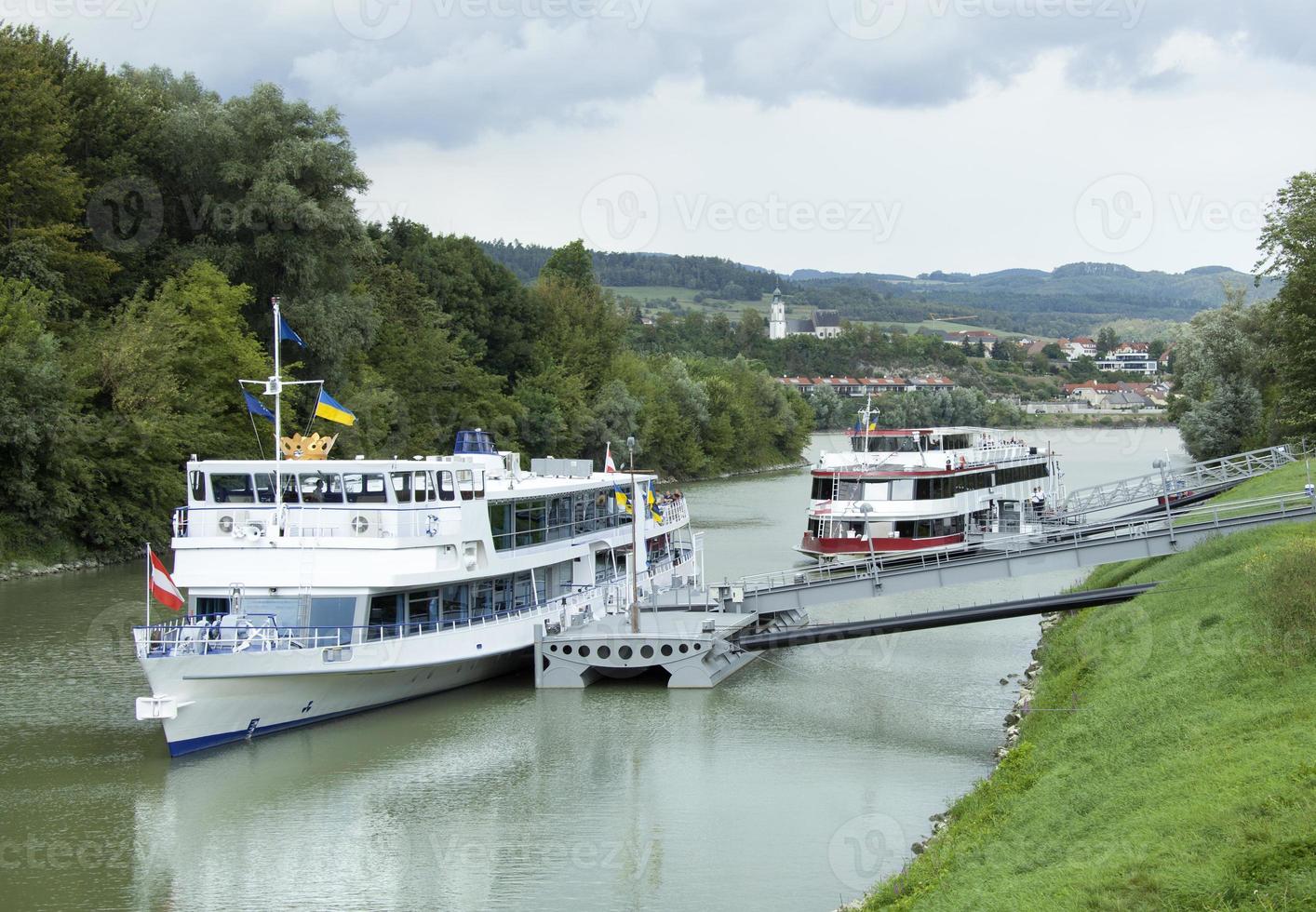 melk stad Donau flod färja hamn foto