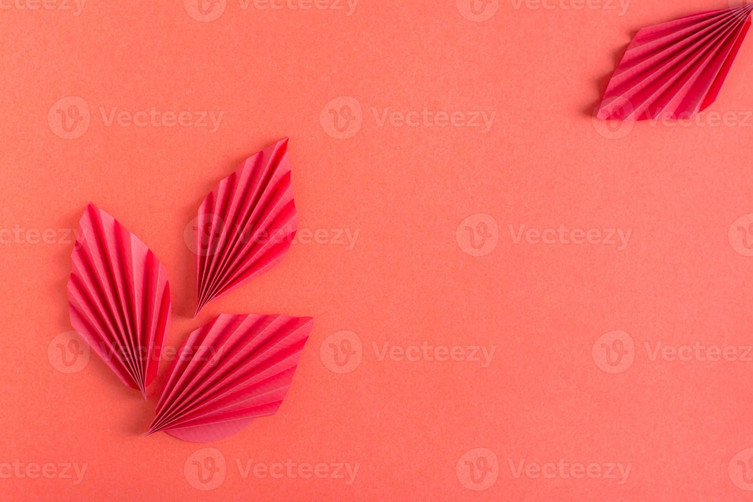 svartvit röd bakgrund med origami löv. eco vänlig dekor foto