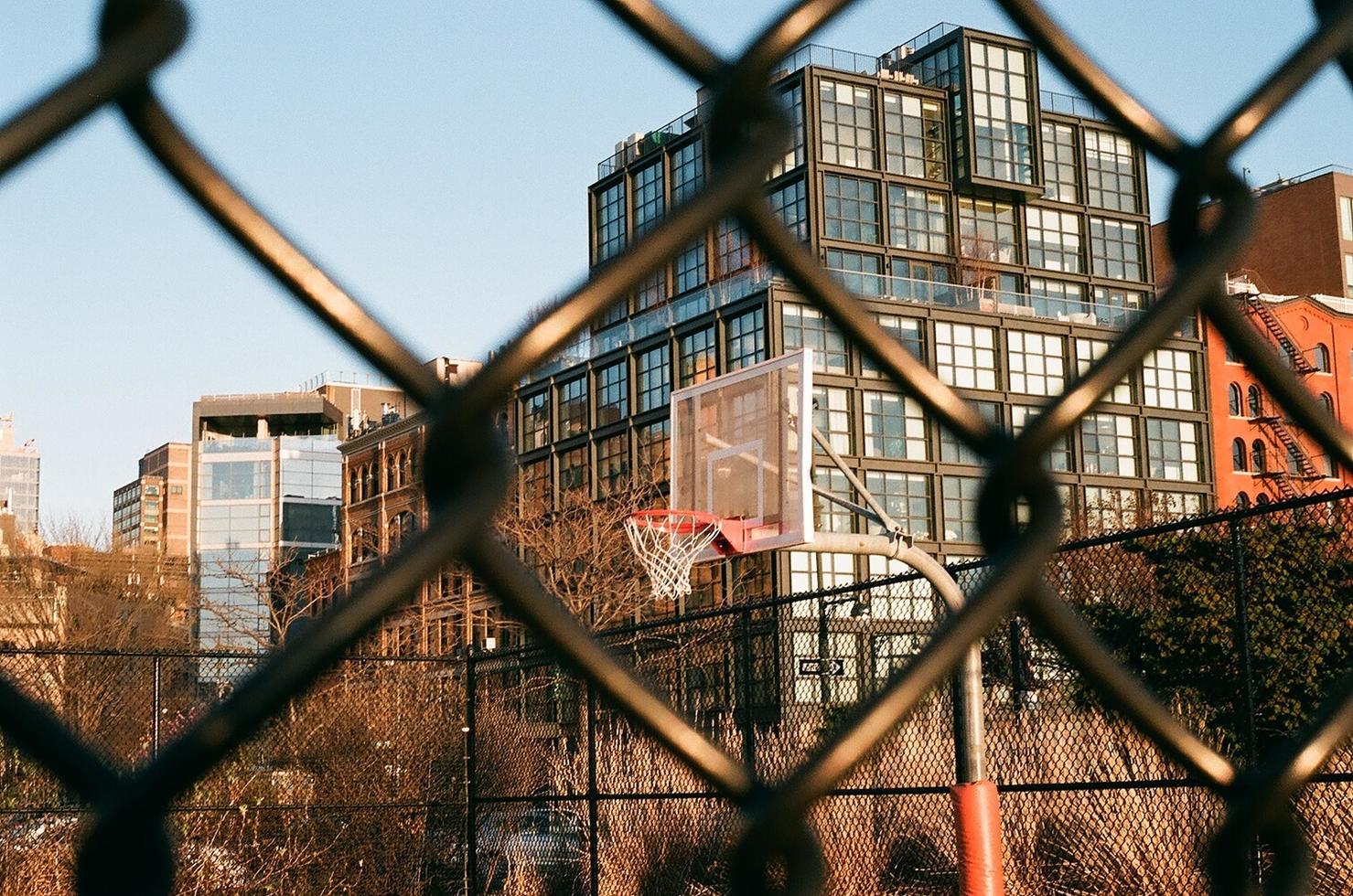 new york city, new york, 2020 - utsikt över en basketplan genom ett staket foto