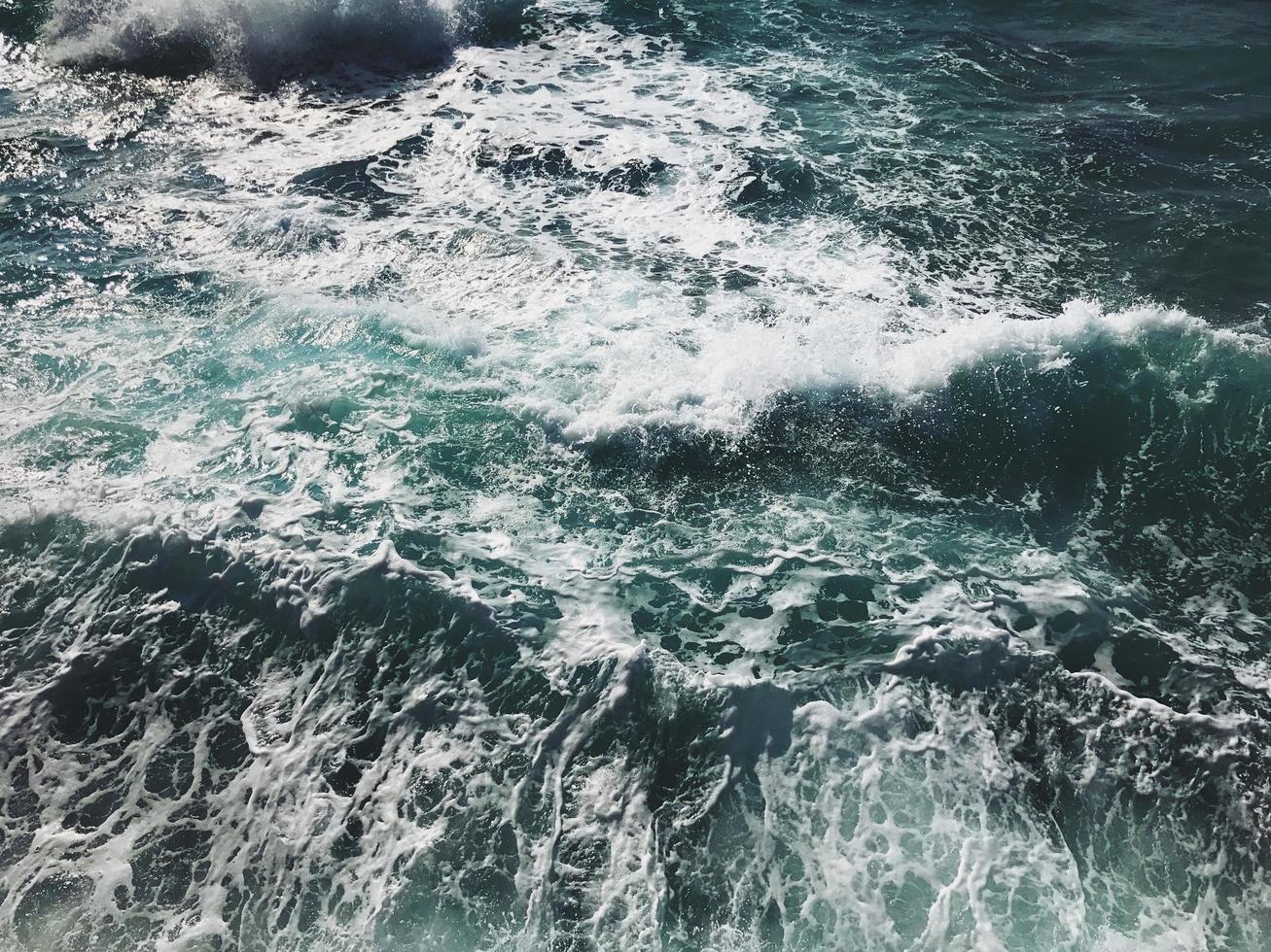 Flygfoto över vågor vid Medelhavet foto