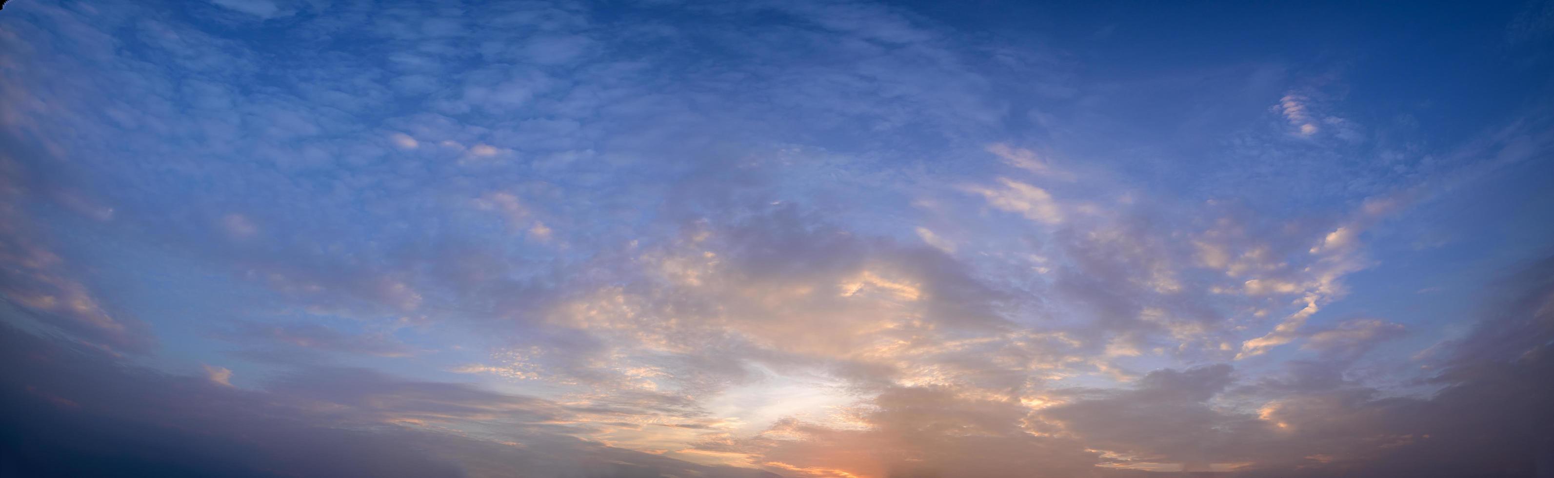 himmel och moln vid solnedgången foto