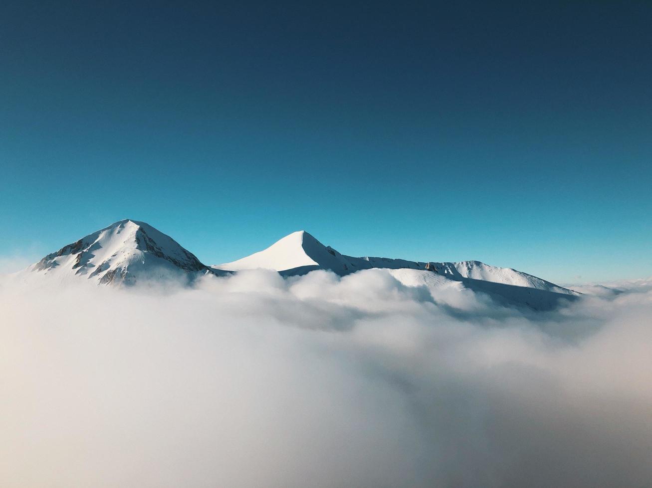 berg täckt med dimma foto