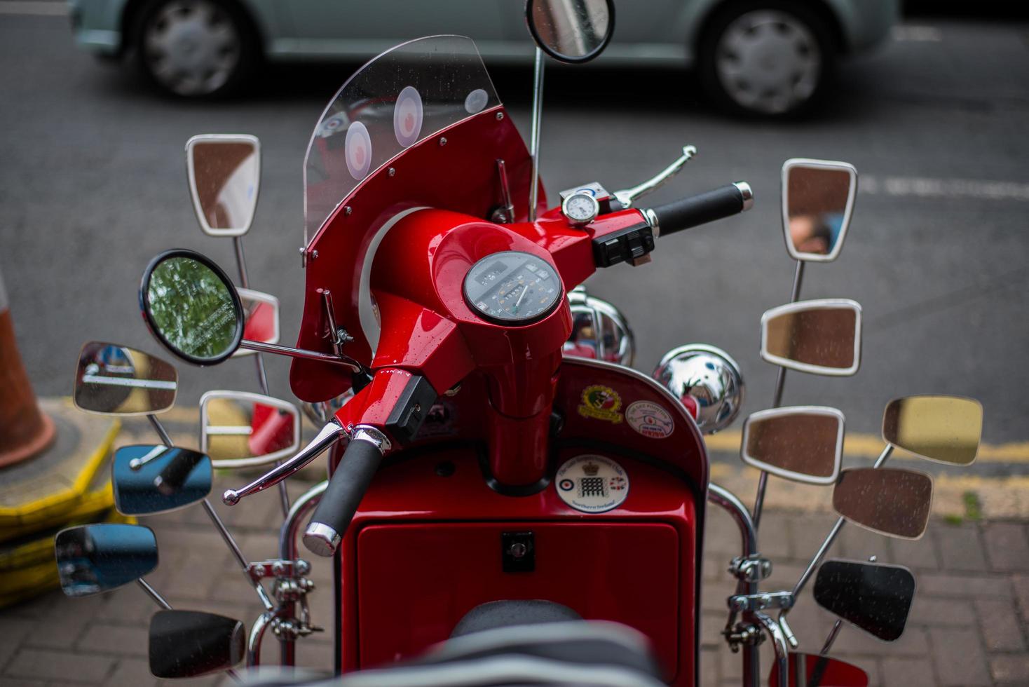 belfast, Storbritannien, 2020 - närbild av en röd motorcykel med massor av speglar på foto