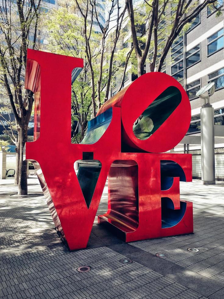 tokyo, japan, 2020 - älskar konstverk i staden foto