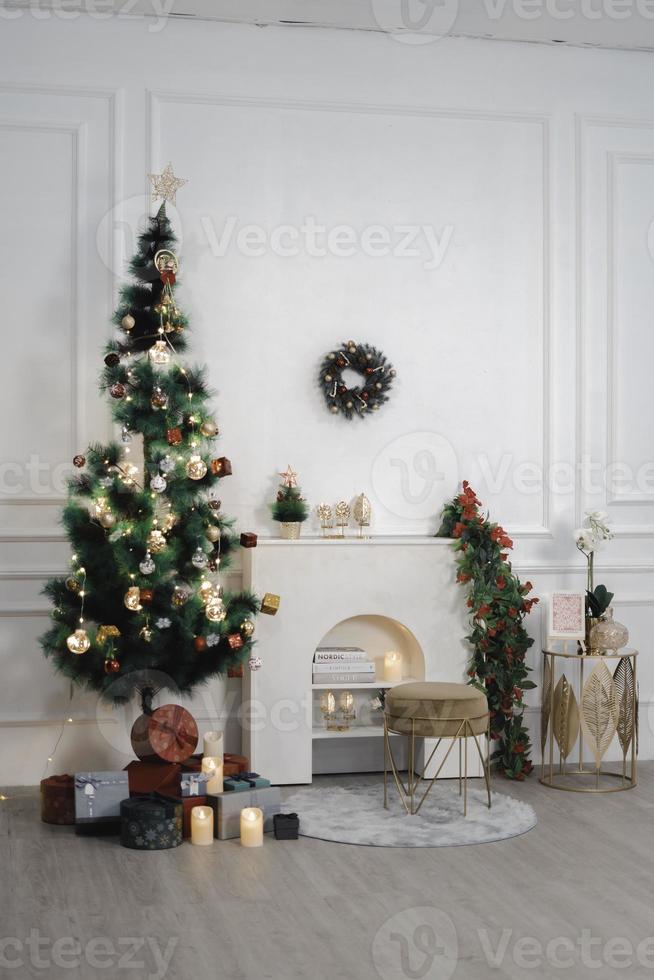 skön levande rum interiör med öppen spis och jul träd i de morgon- foto
