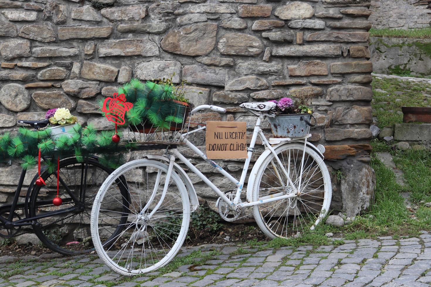 bild av en dekorativ cykel i de Centrum av sighisoara foto