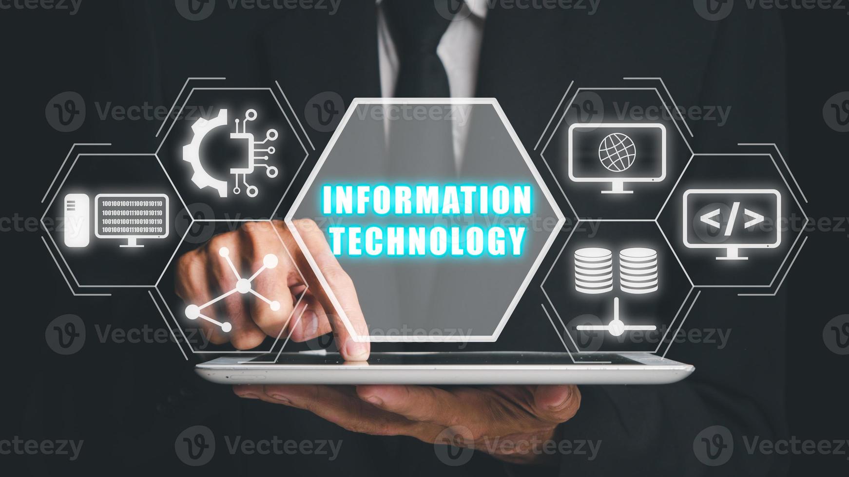 information teknologi begrepp, affärsman använder sig av läsplatta med information teknologi ikon på virtuell skärm. foto