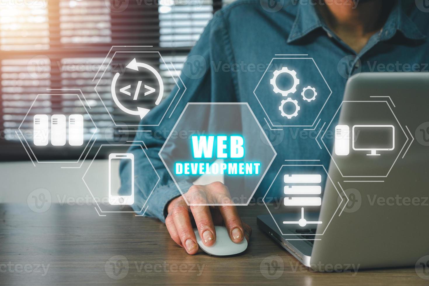 webb utveckling kodning programmering internet teknologi företag begrepp, ung man hand skriver tangentbord med webb utveckling ikon på vr skärm. foto