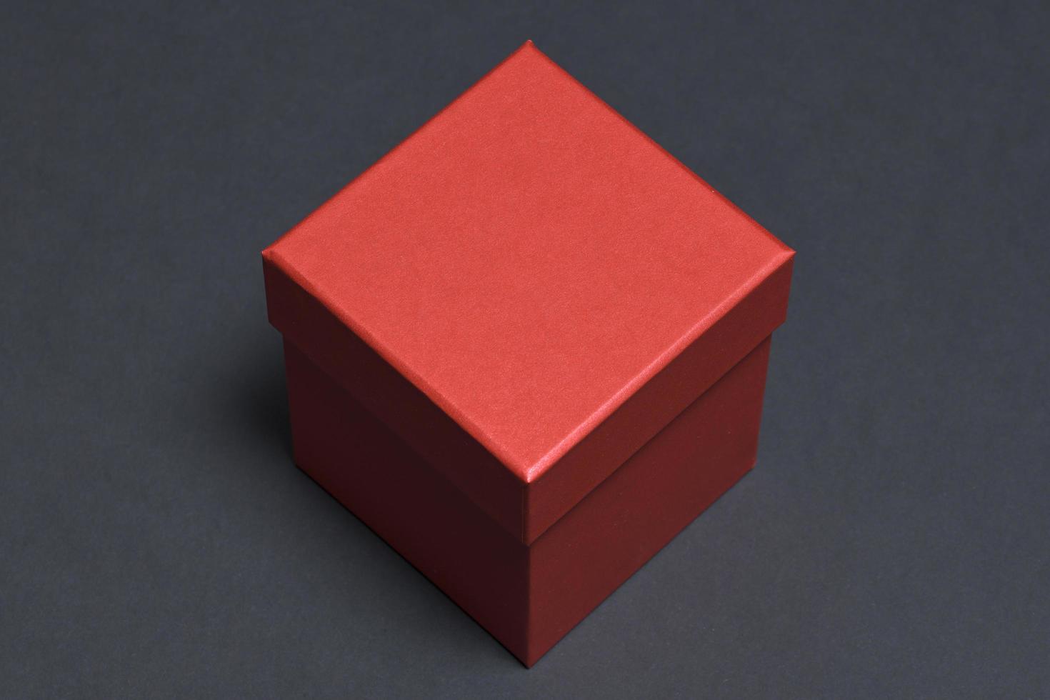 röd gåva låda isolerat på svart bakgrund foto
