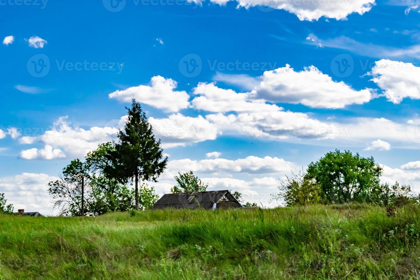 skön horisont landskap i by äng på Färg naturlig bakgrund foto