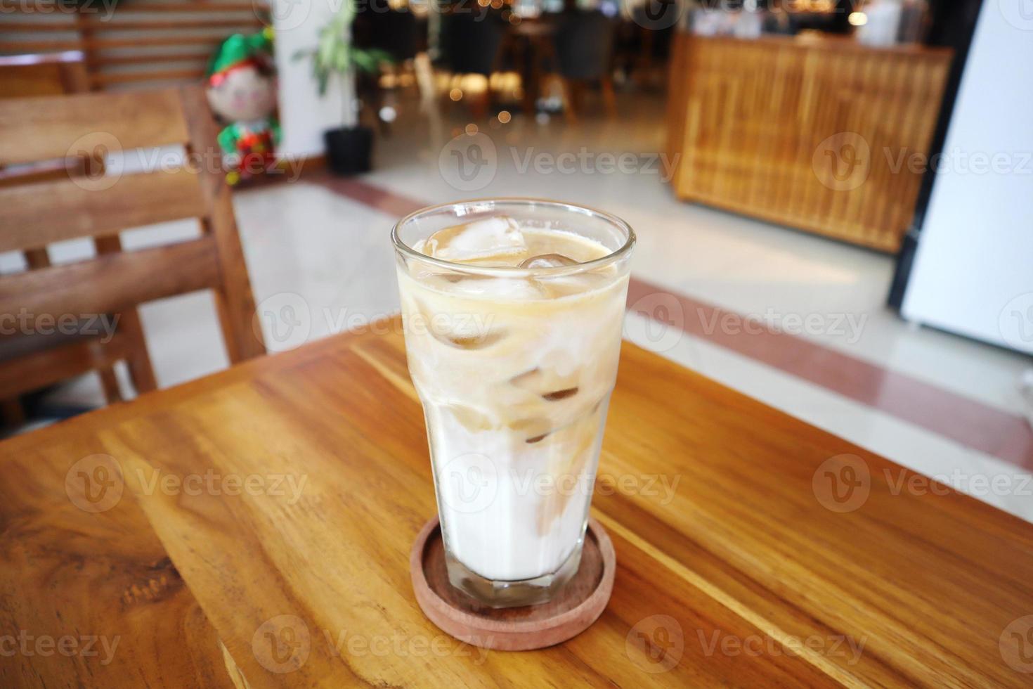 iced mjölk med en stänk av kaffe latte foto