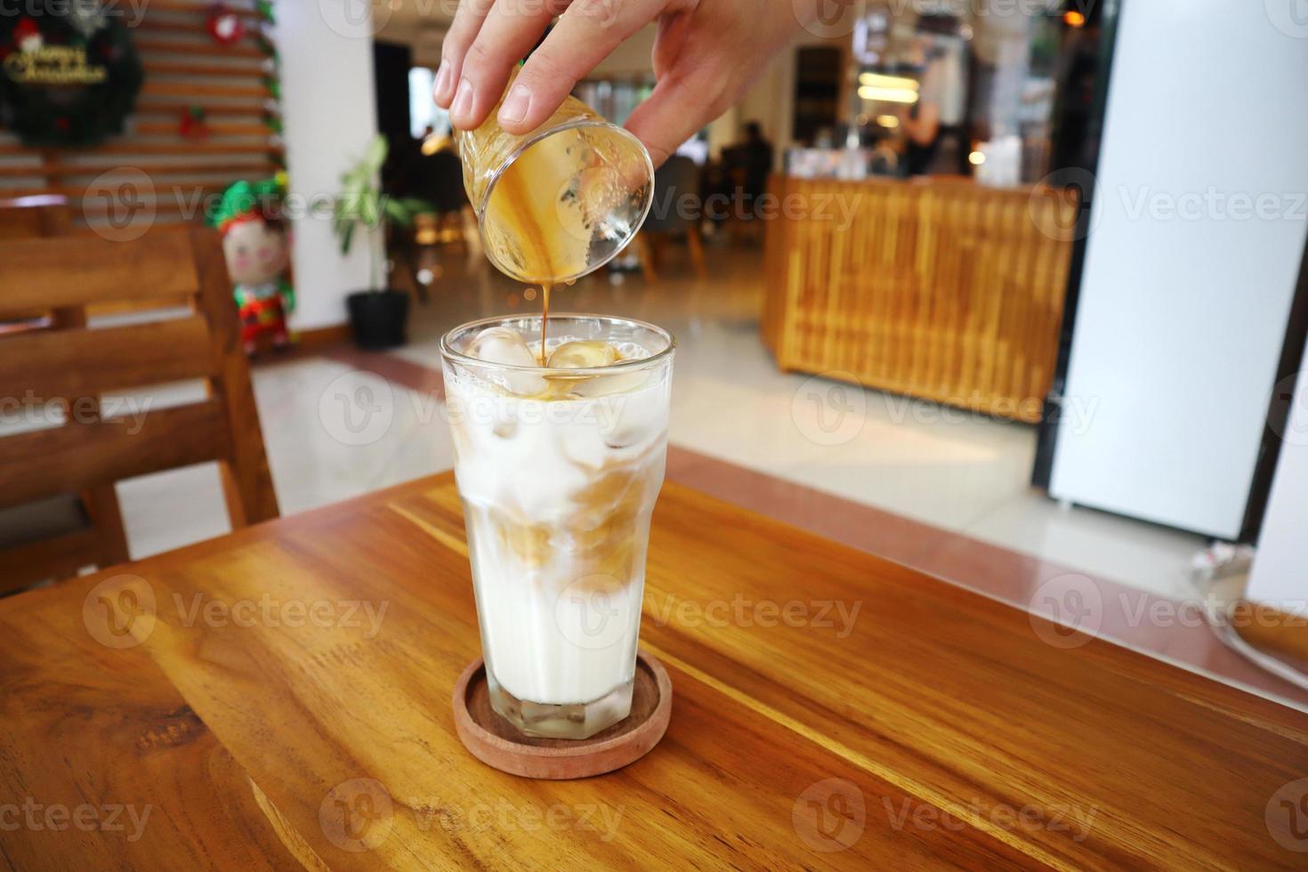 iced mjölk med en stänk av kaffe latte foto