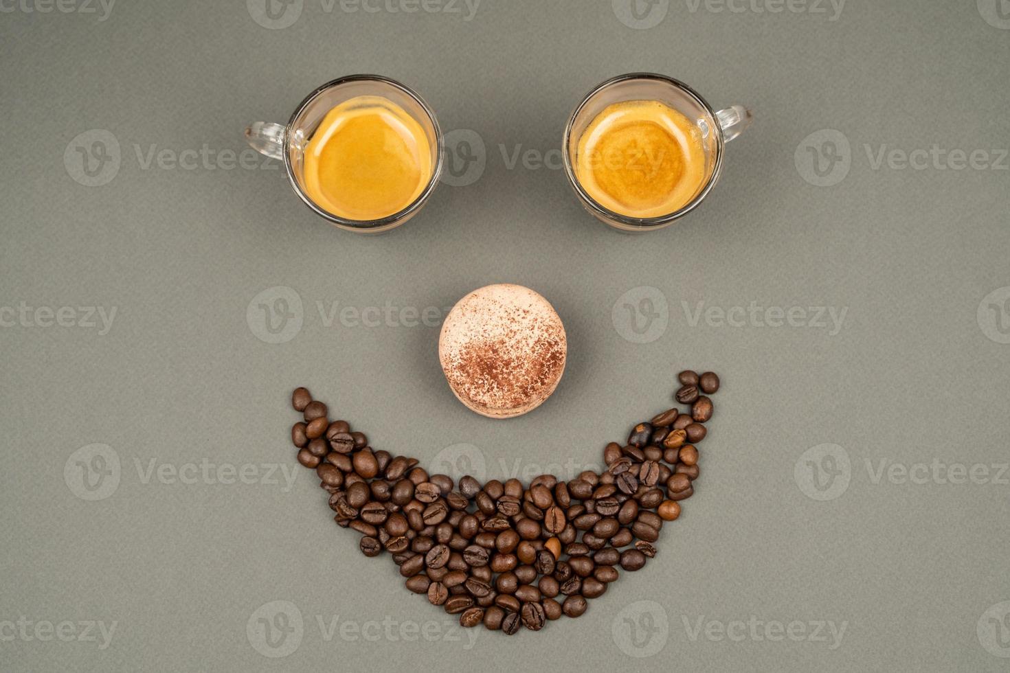 leende ansikte tillverkad av kaffe bönor och muggar foto