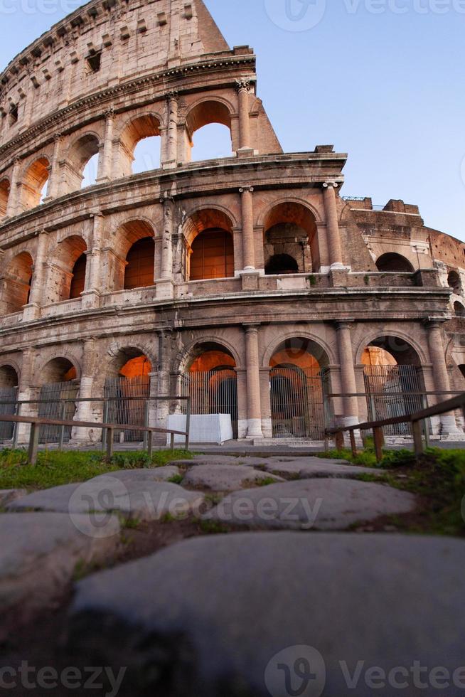 rom, Italien, colosseum gammal gammal byggnad gladiator slåss på natt. foto