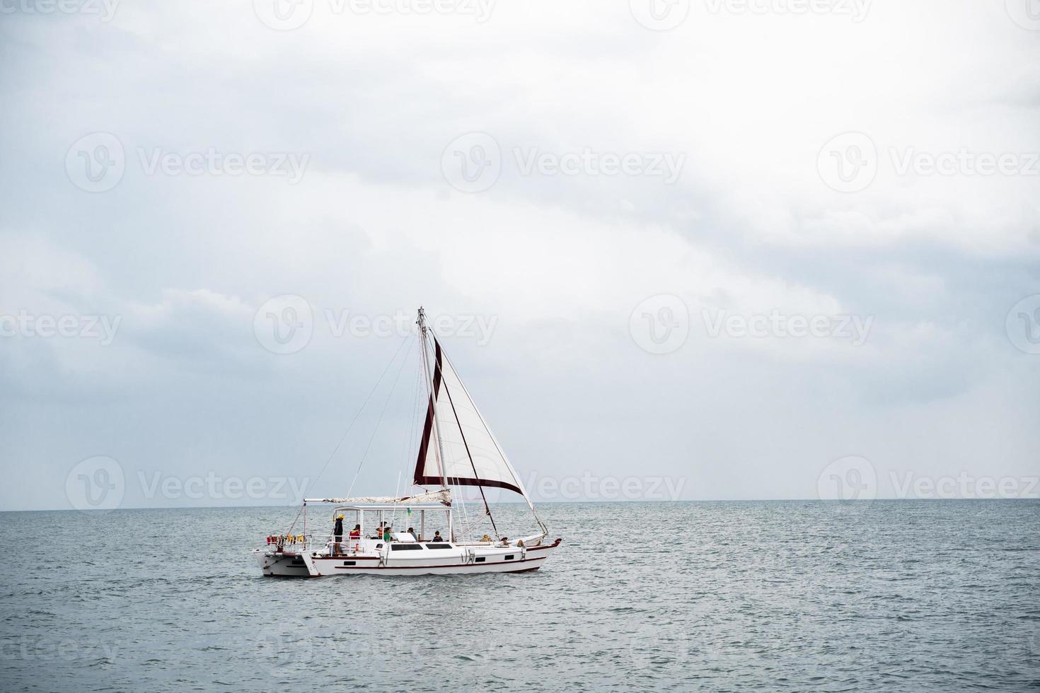 Yacht båt i de öppen hav foto