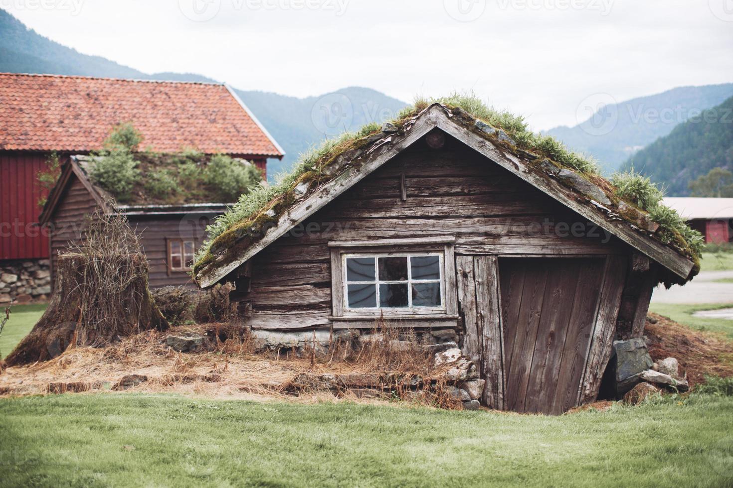 norge, traditionell hus i de bergen med gräs på de tak. foto