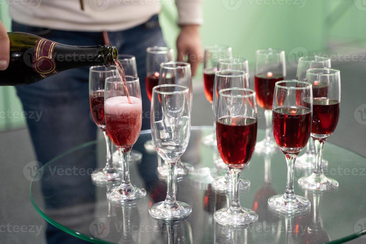 bartender häller champagne in i en glas foto