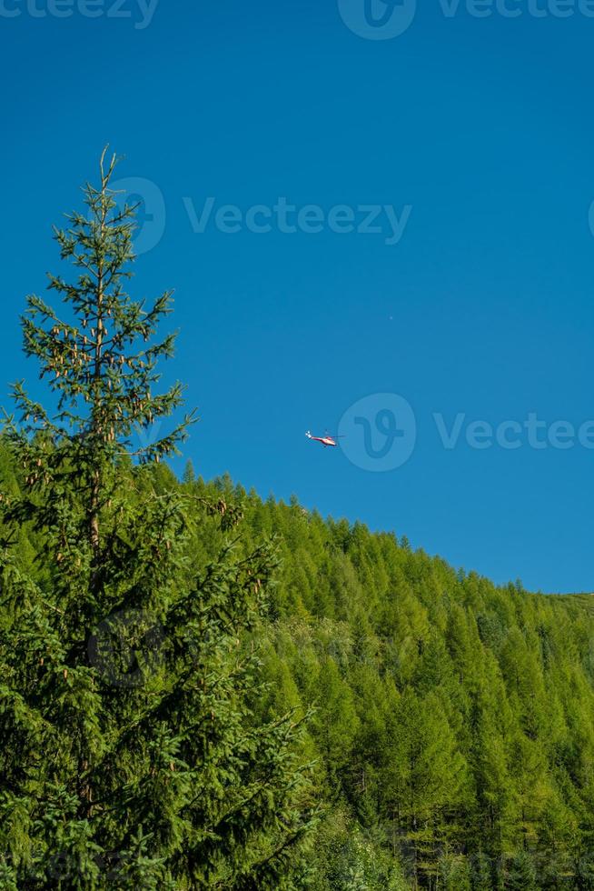 hög tatra berg höst solig dag, avkopplande landskap, alp se. naturlig se under sommar vandring i highlands med toppar och klippig kullar se. nationell parkera i polen. foto