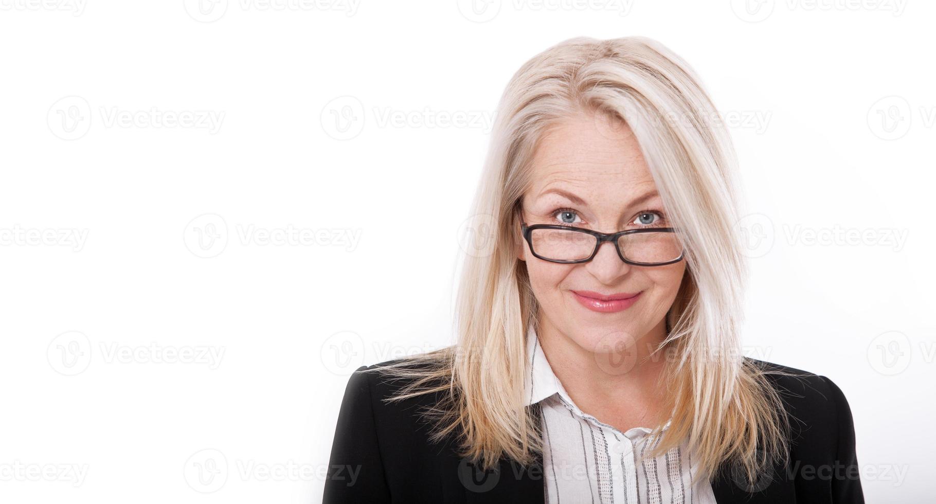 attraktiv företag kvinna i en kostym isolerat foto