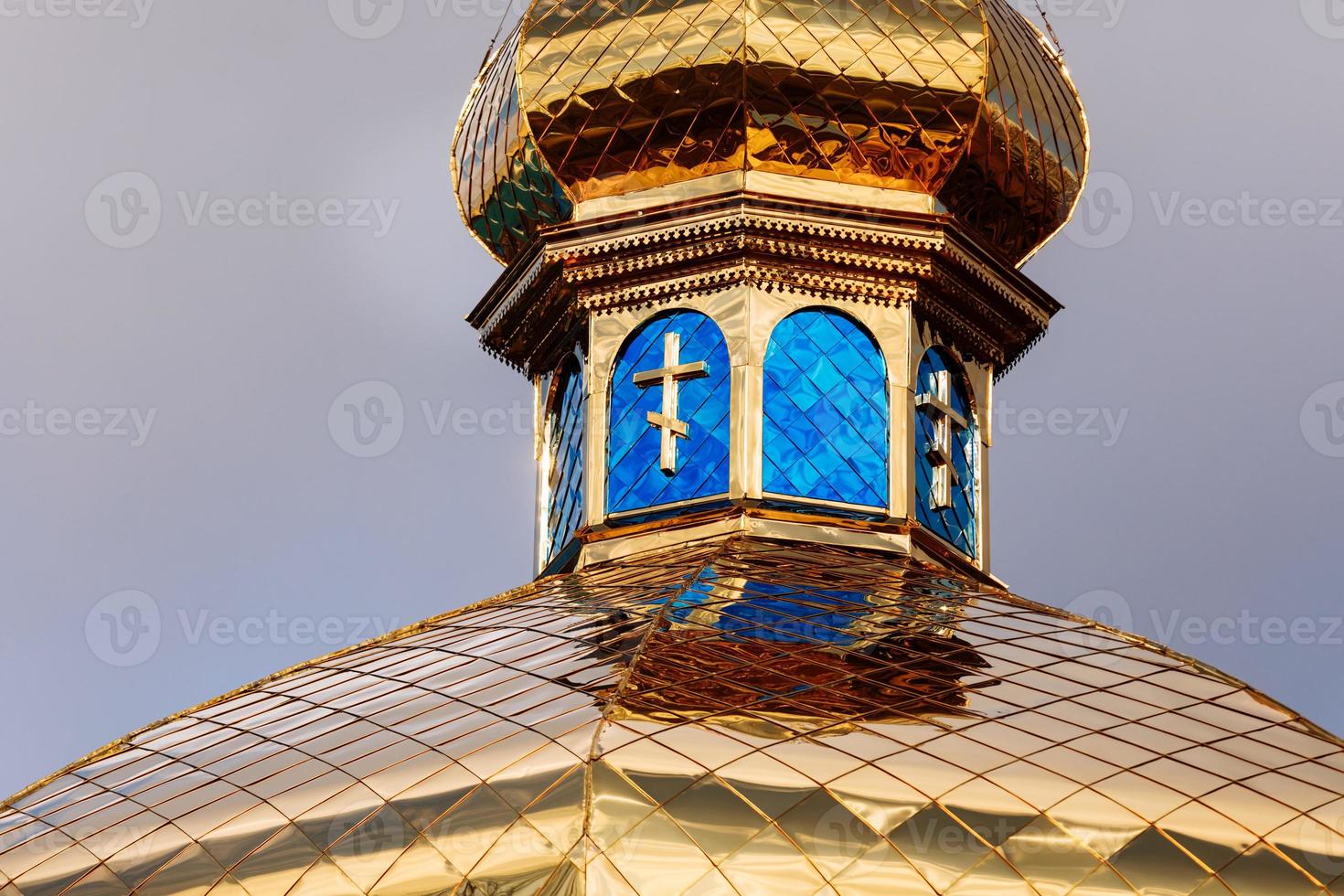 de gyllene och blå kupoler med går över av de ortodox kyrka. selektiv fokus. foto