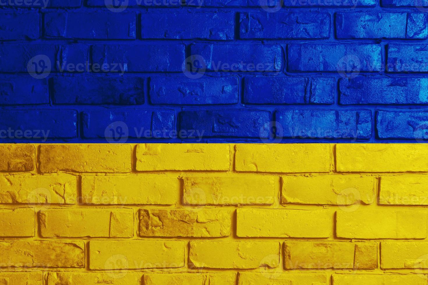 ukrainska flagga på en texturerad bakgrund. de flagga av ukraina på de gammal grunge vägg i de bakgrund, de begrepp av förstörelse och krig i ukraina. foto