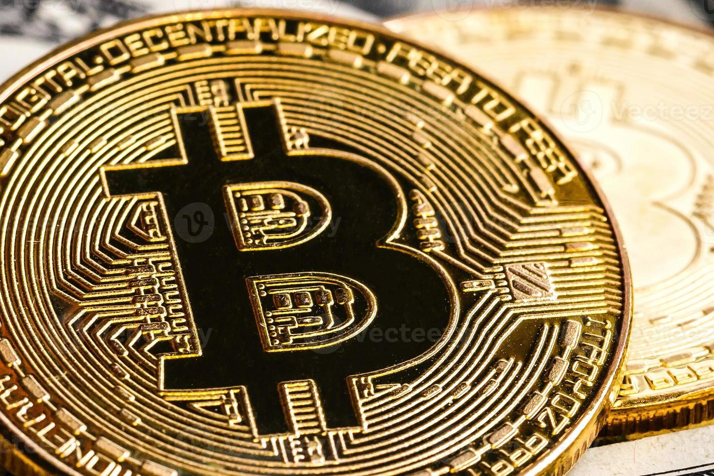 två symbolisk mynt av bitcoin på sedlar av ett hundra dollar utbyta bitcoin kontanter foto