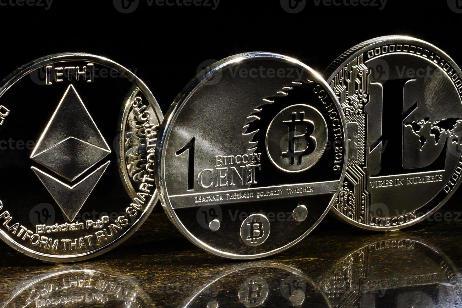silver- mynt av en digital crypto valutor litecoin och bitcoin ethereum foto