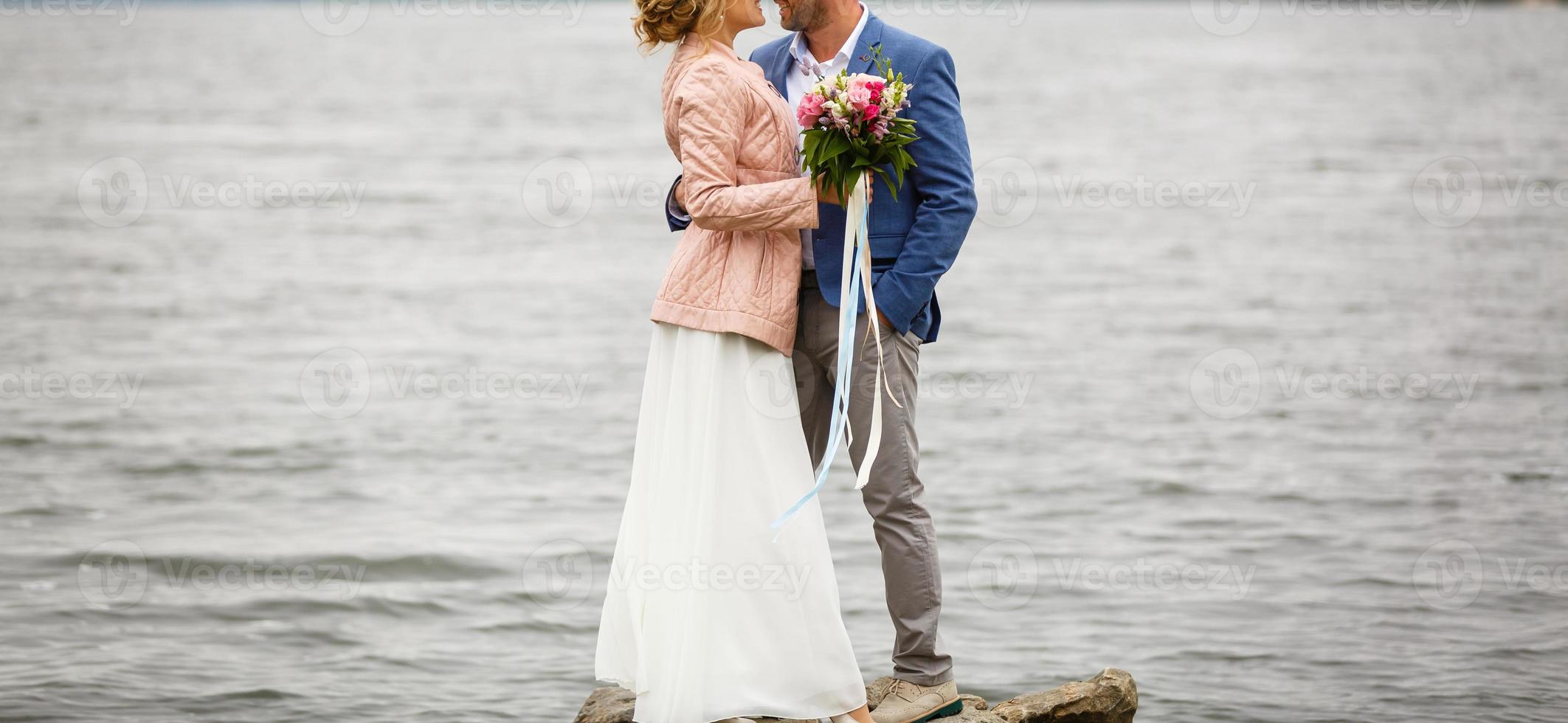 de brud och brudgum på de bakgrund av en berg ström foto