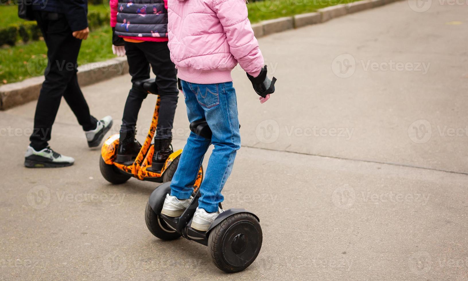 ung kvinna ridning hoverboard elektrisk skoter personlig eco transport ny modern foto