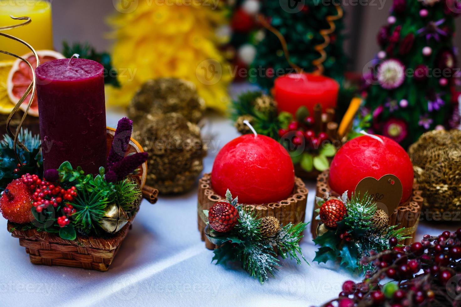 ljus dekorerad med kanel pinnar och röd äpplen, jul dekoration foto
