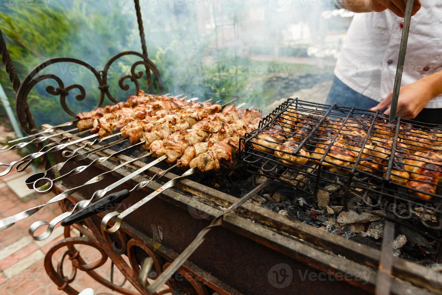 matlagning kött på de brand. shish kebab på de grill, laga mat foto