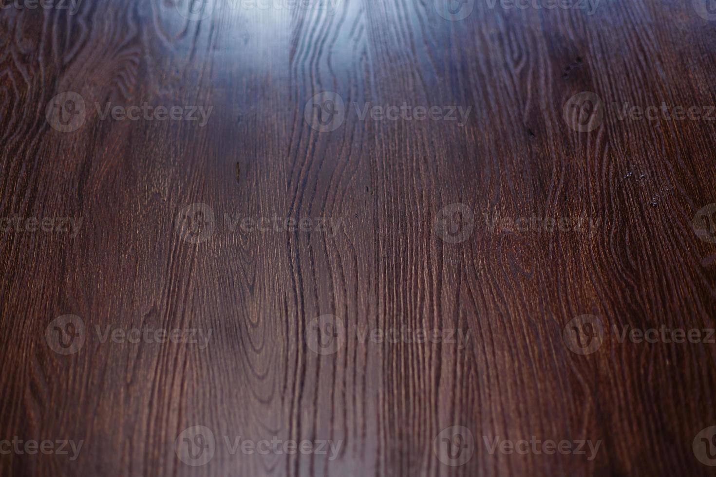 trä brun spannmål textur, mörk vägg bakgrund, topp se av trä- tabell foto