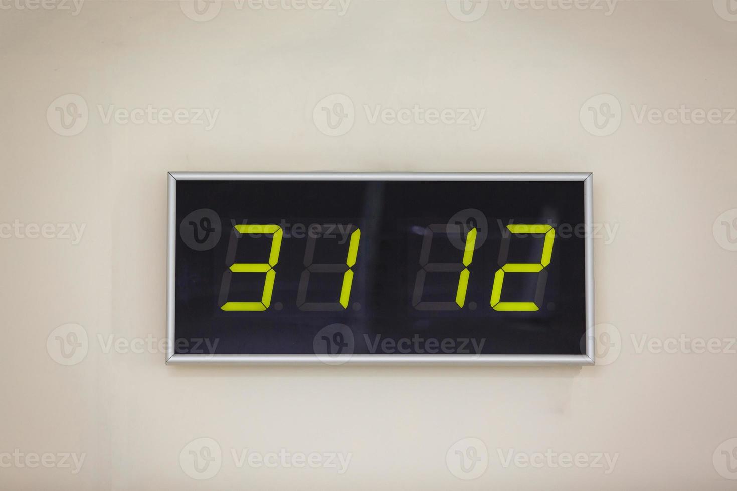 svart digital klocka på en vit bakgrund som visar tid de datum av december st med bakgrund 31.12 foto