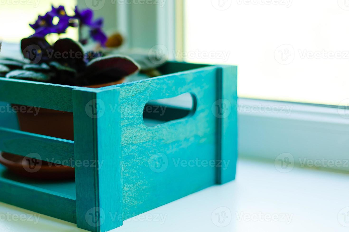 blå trä- låda violett foto