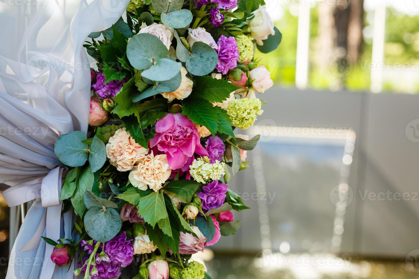 bröllop dekoration ceremoni kristallkrona i de båge av blommor foto