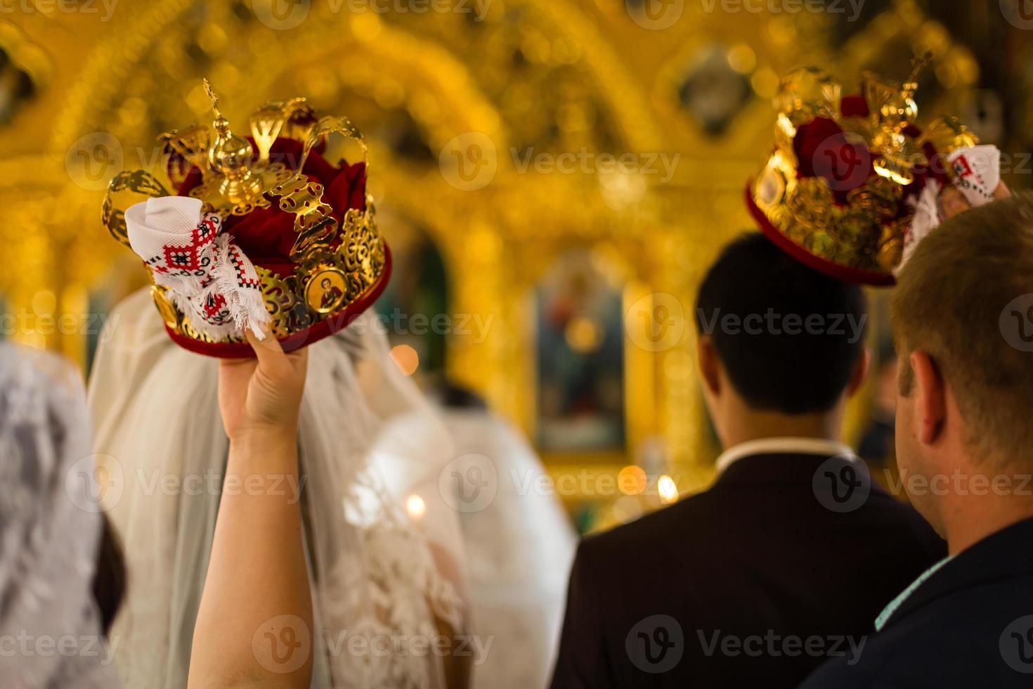 underbar brud och eleganta brudgum innehav ljus på officiell bröllop ceremoni i gammal kyrka. traditionell ögonblick foto