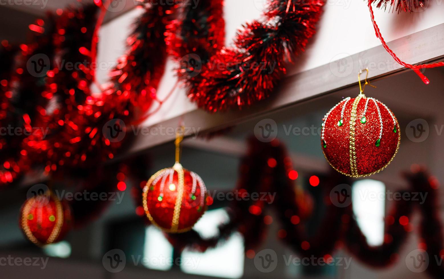 tre hängande röd jul bollar foto