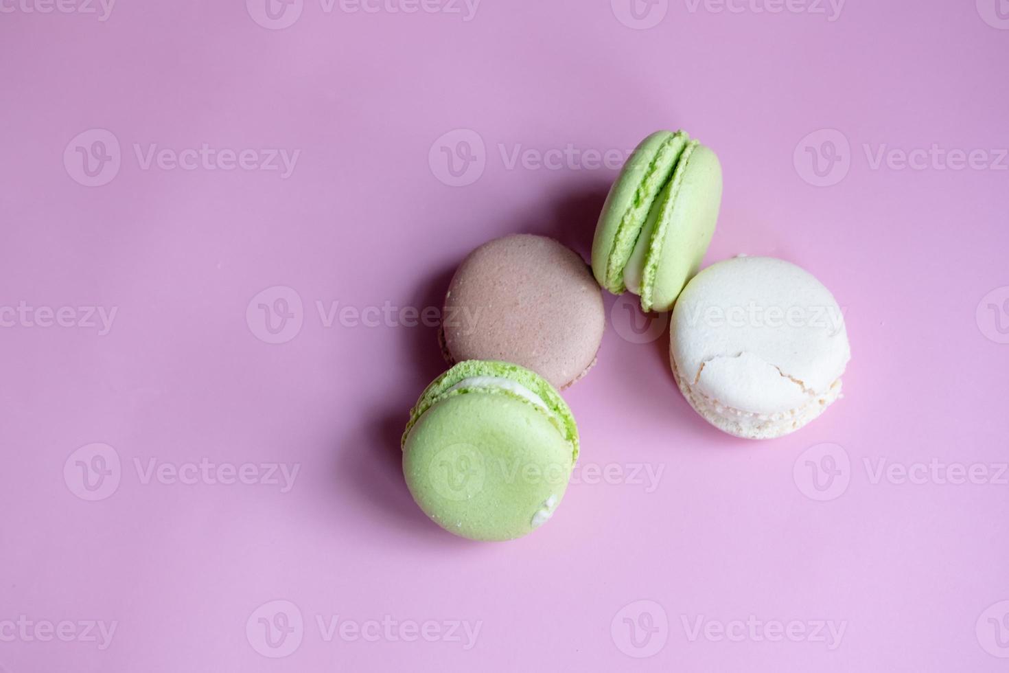 annorlunda macaroons på en rosa bakgrund, kopia Plats foto