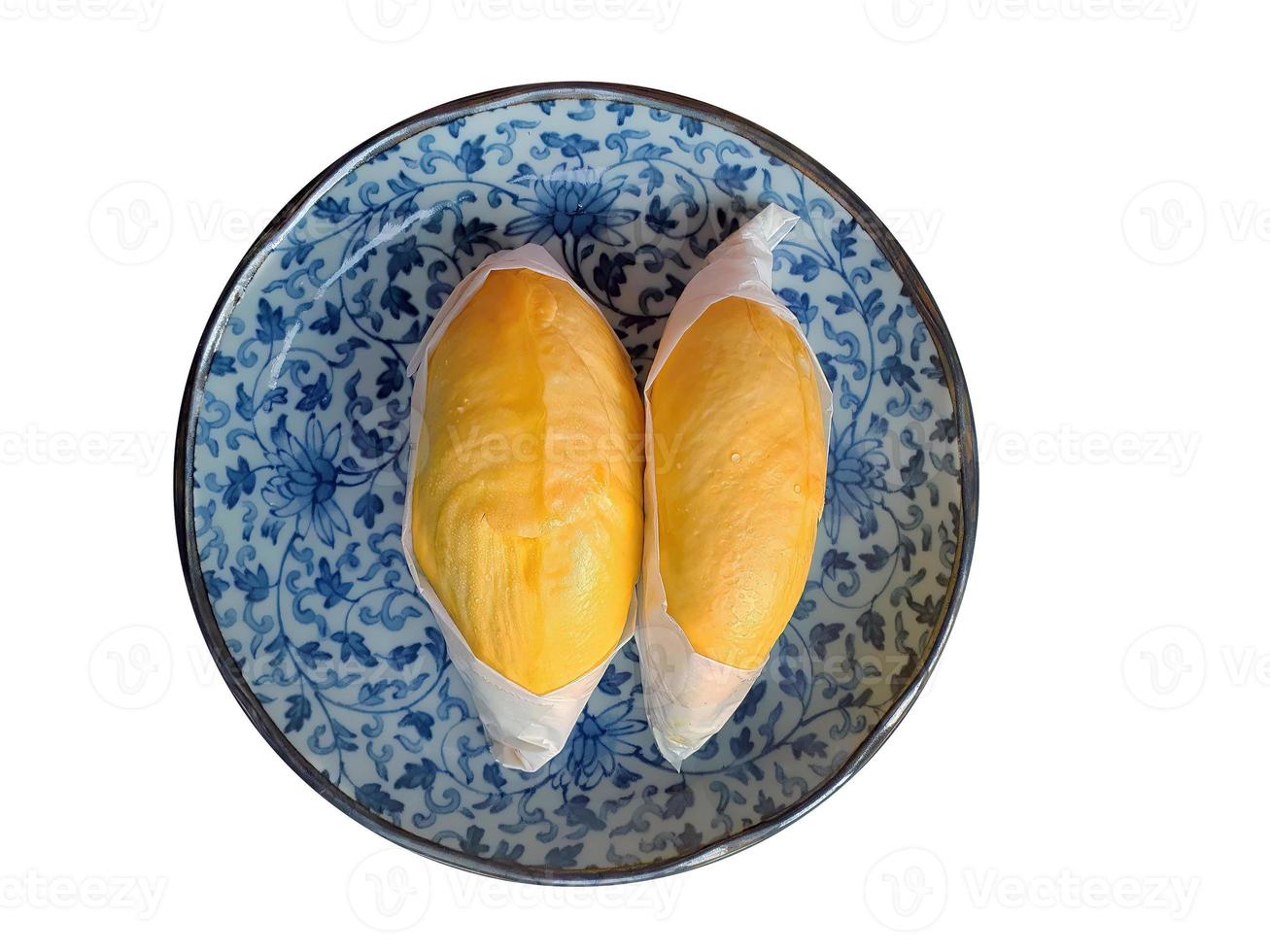 två av gyllene gul Färg Durian kött insvept med vit papper på de blå Färg antik tallrik, kung av frukt, naturlig form och form, isolerat, vit bakgrund med klippning väg foto