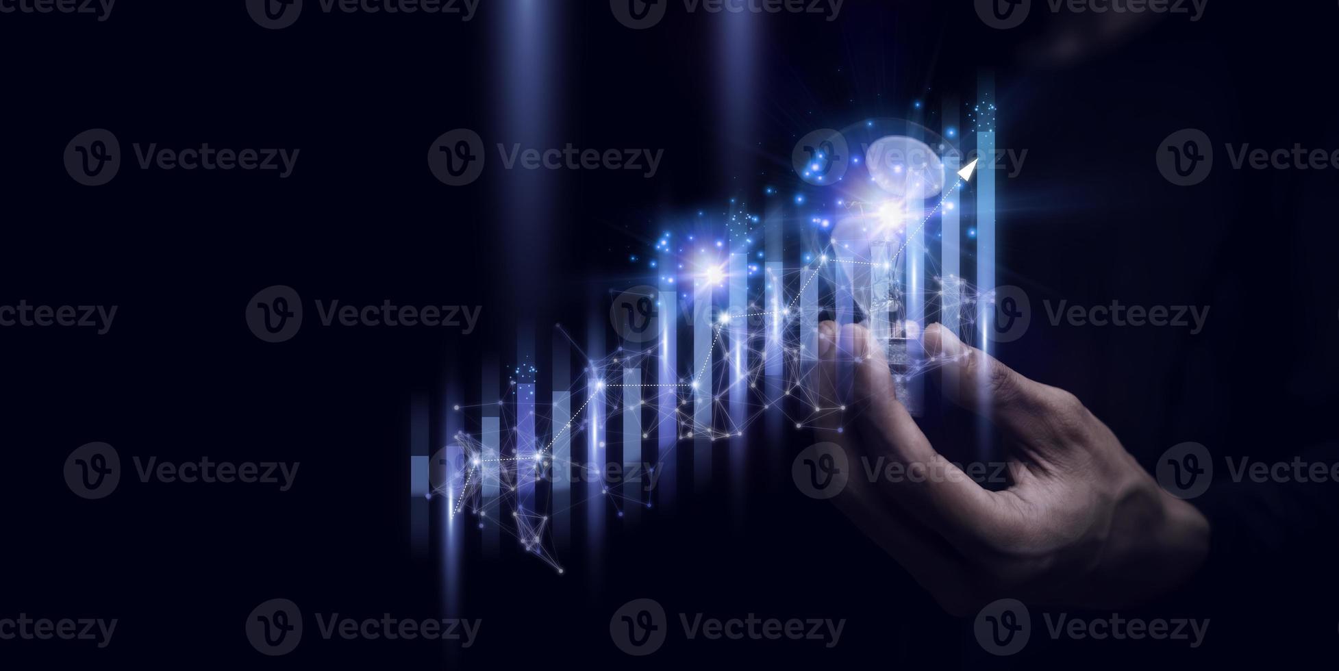 affärsman innehav en Graf mål av företag investerare, analys ekonomisk och beräknar finansiell data och mål för långsiktigt investeringar och lönsamhet i framtida på digital data systemet chef. foto