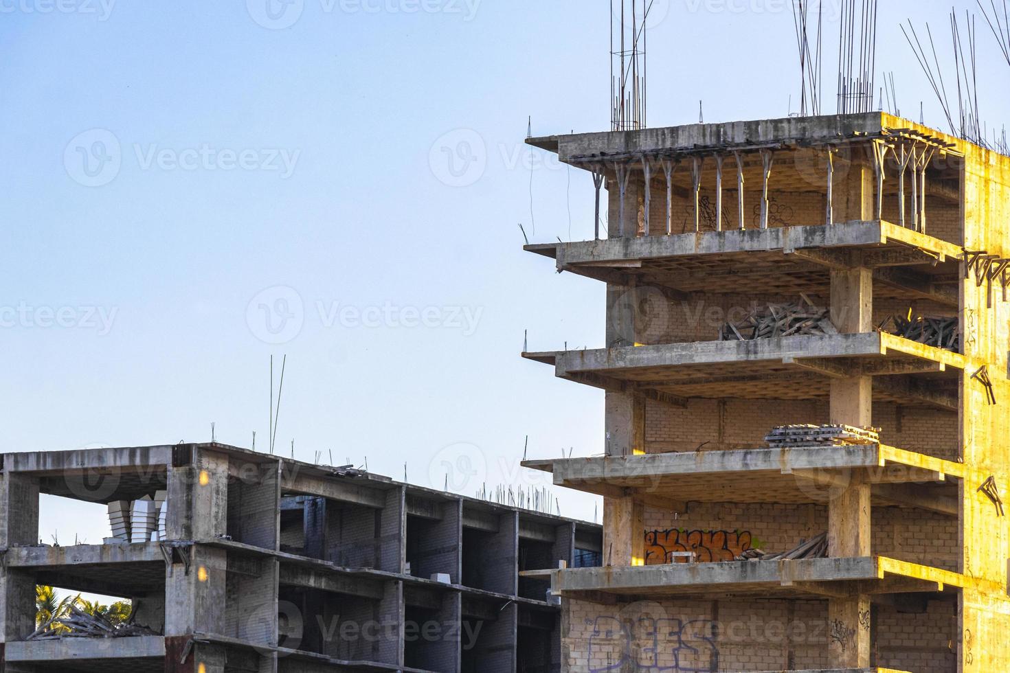 enorm gigantisk konstruktion sluta byggnad ruin i puerto escondido Mexiko. foto