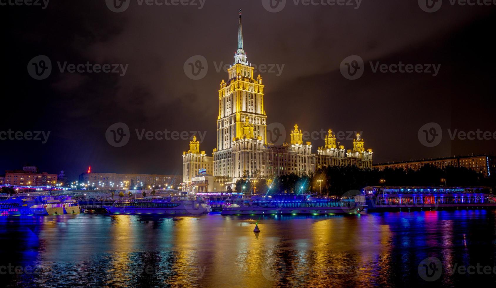 hotell ukraina på natt, moskva foto