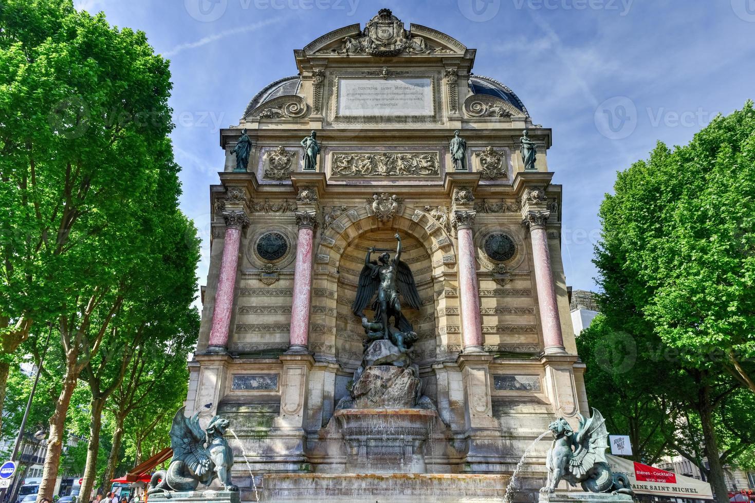 thefontaine saintmichel är en monumentalfontänplacerad på plats saintmichelin den 5:e arrondissementin paris foto